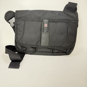 Victorinox Crossbody Swiss Army Adjustable Waist or Shoulder Travel Black Bag